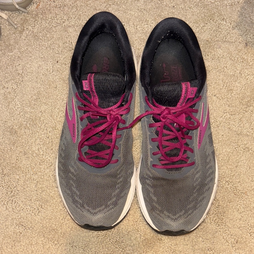 Brooks Women's Sneakers in Gray and Pink